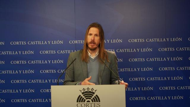 El procurador de Unidas Podemos, Pablo Fernández, durante su rueda de prensa de este jueves en las Cortes.