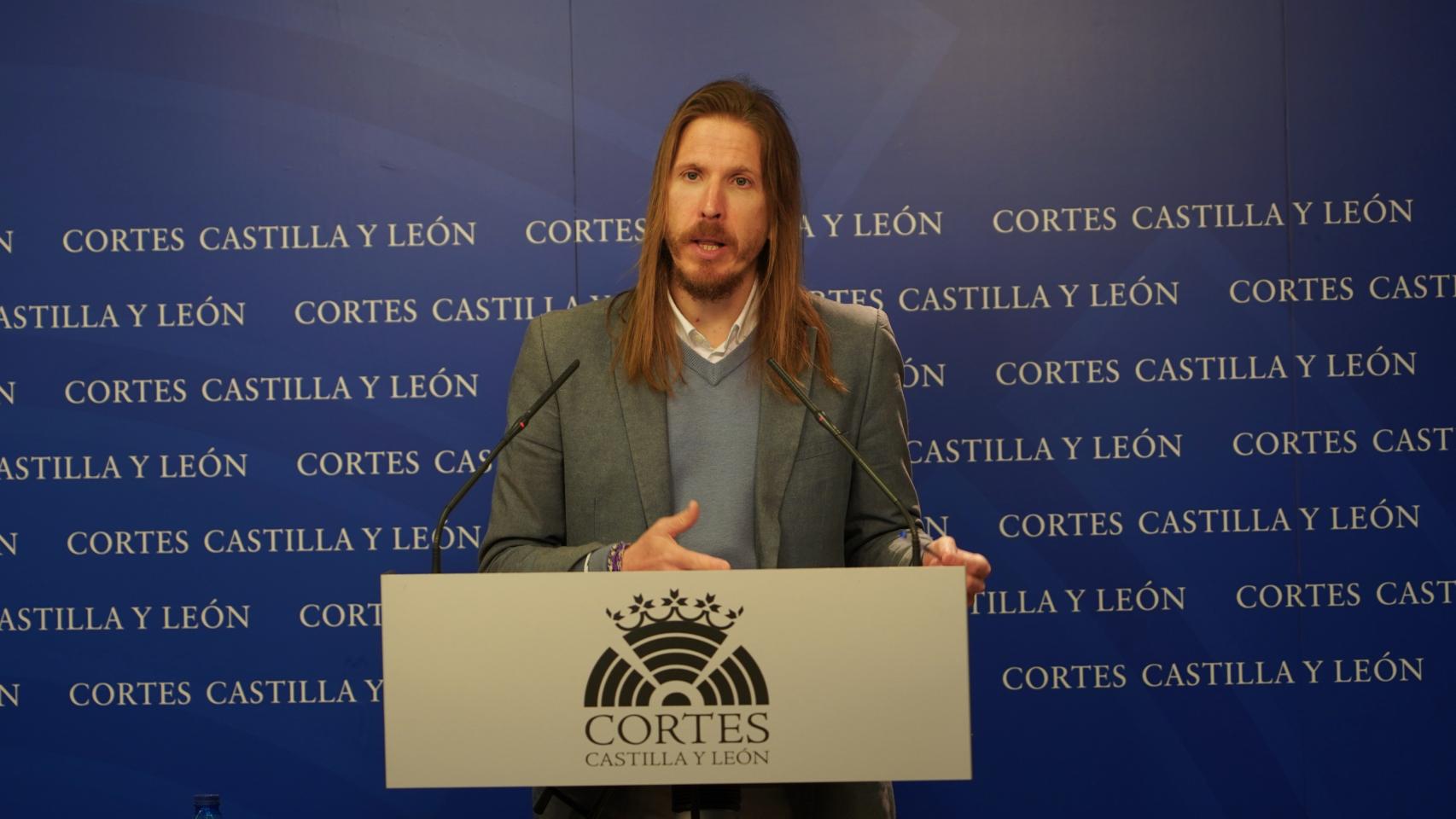 El procurador de Unidas Podemos, Pablo Fernández, durante su rueda de prensa de este jueves en las Cortes.
