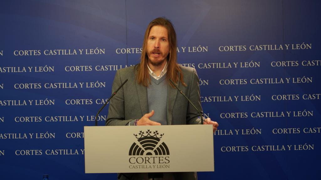 El procurador de Unidas Podemos, Pablo Fernández, durante su rueda de prensa de este jueves en las Cortes.