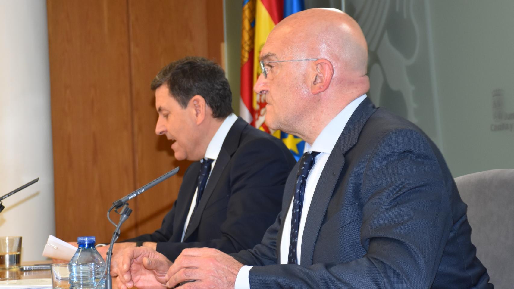 El portavoz Carriedo junto al Consejero de Presidencia, Jesús Julio Carnero