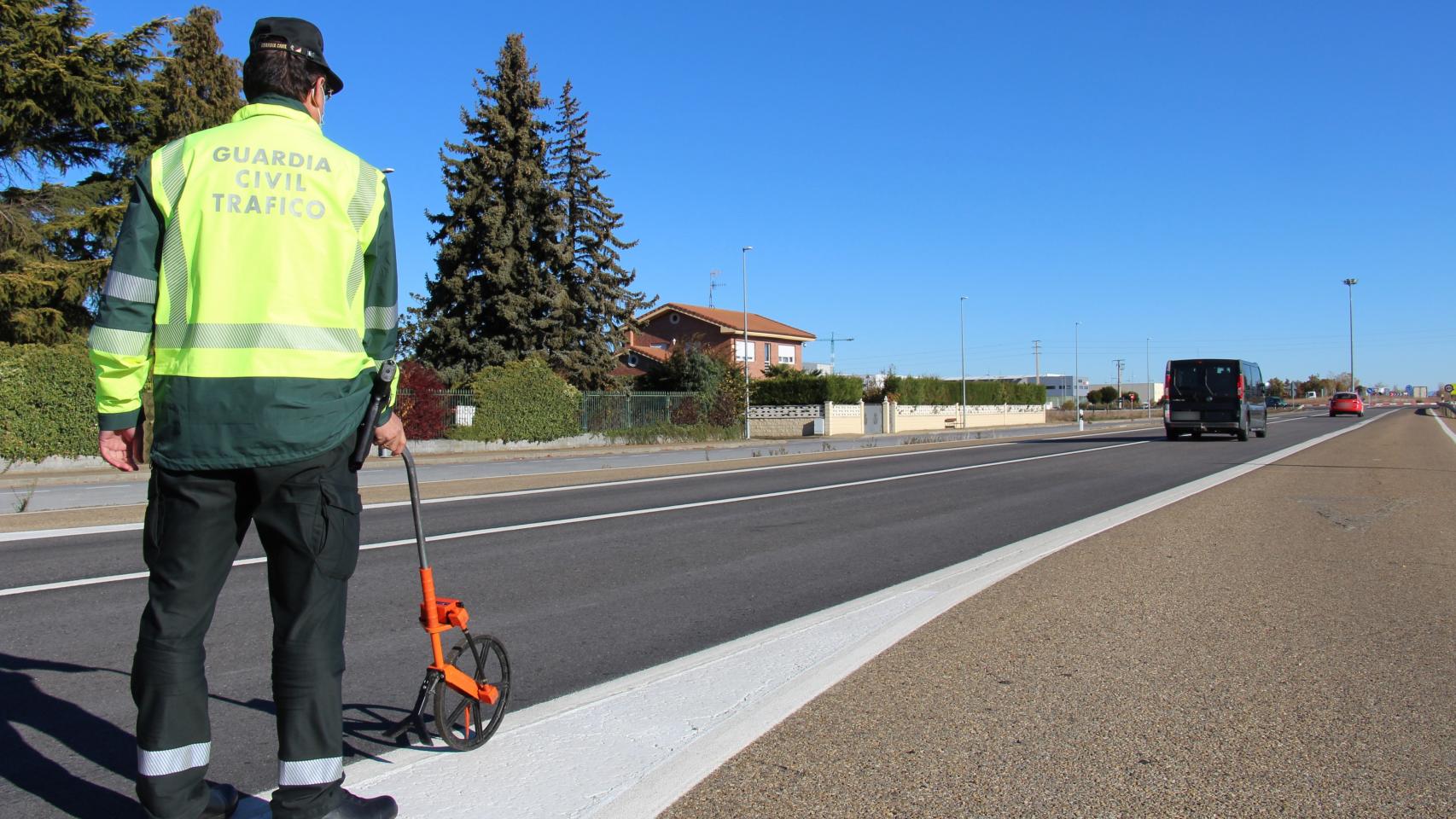 Imagen de archivo de un Guardia Civil investigando las marcas sobre la calzada.