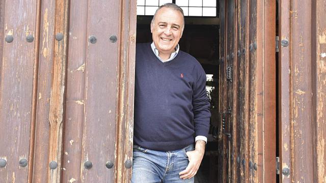 Luis Chico a las puertas de su casa rural 'Campo y Lumbre'