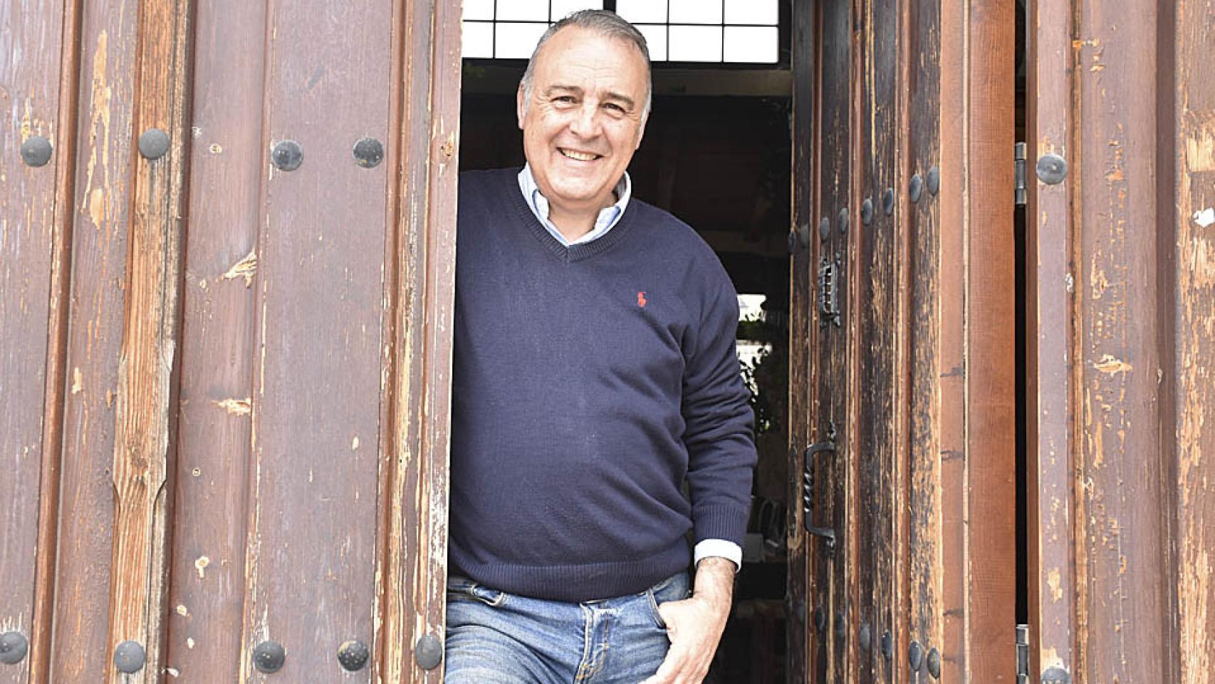 Luis Chico a las puertas de su casa rural 'Campo y Lumbre'