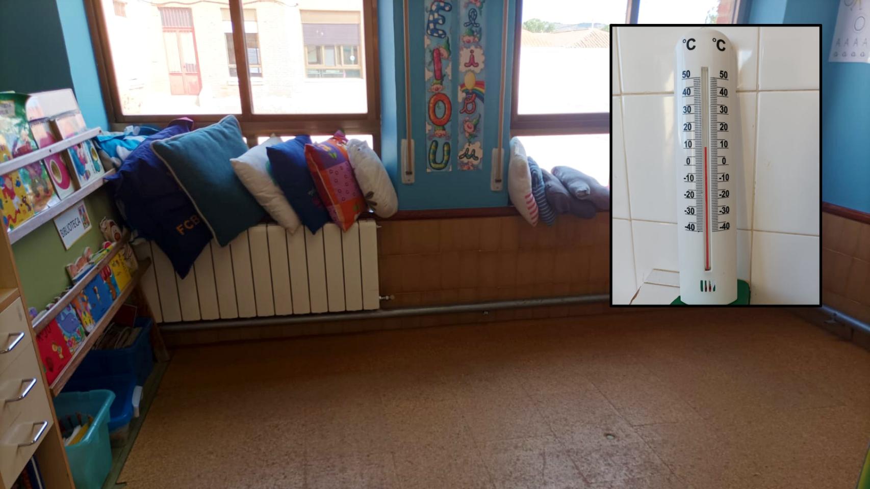 Una de las clases de Infantil de Coreses y el termómetro de los aseos