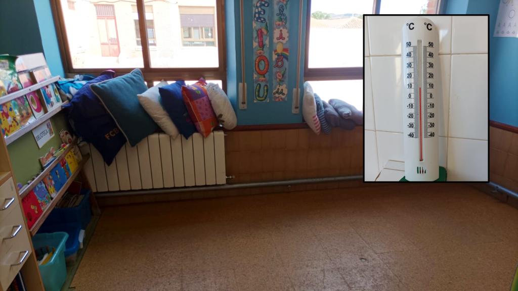 Una de las clases de Infantil de Coreses y el termómetro de los aseos