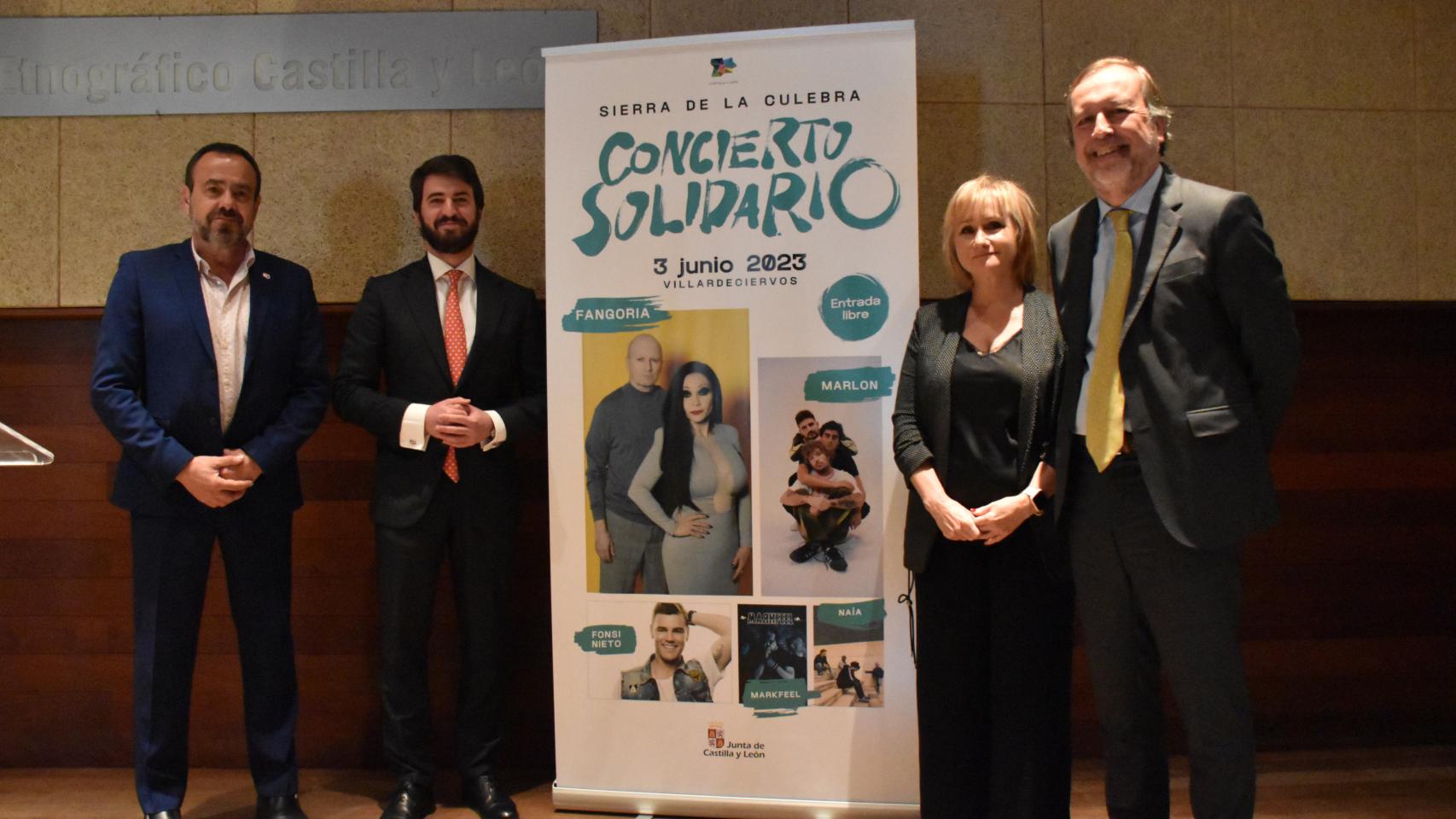 El vicepresidente de la Junta, Juan García-Gallardo, acompañado de la delegada territorial de Zamora, Leticia García; el alcalde de Villardeciervos, Lorenzo Jiménez; y el director general de Turismo, Ángel González