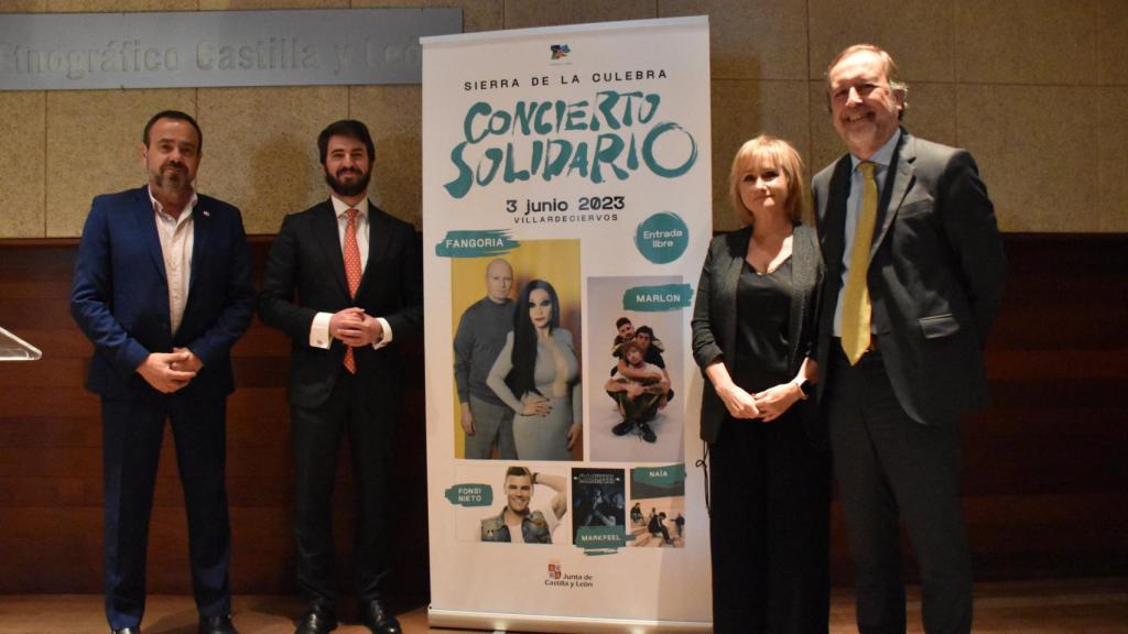 El vicepresidente de la Junta, Juan García-Gallardo, acompañado de la delegada territorial de Zamora, Leticia García; el alcalde de Villardeciervos, Lorenzo Jiménez; y el director general de Turismo,  Ángel González
