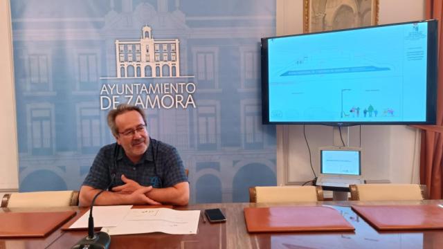 Francisco Guarido junto al proyecto