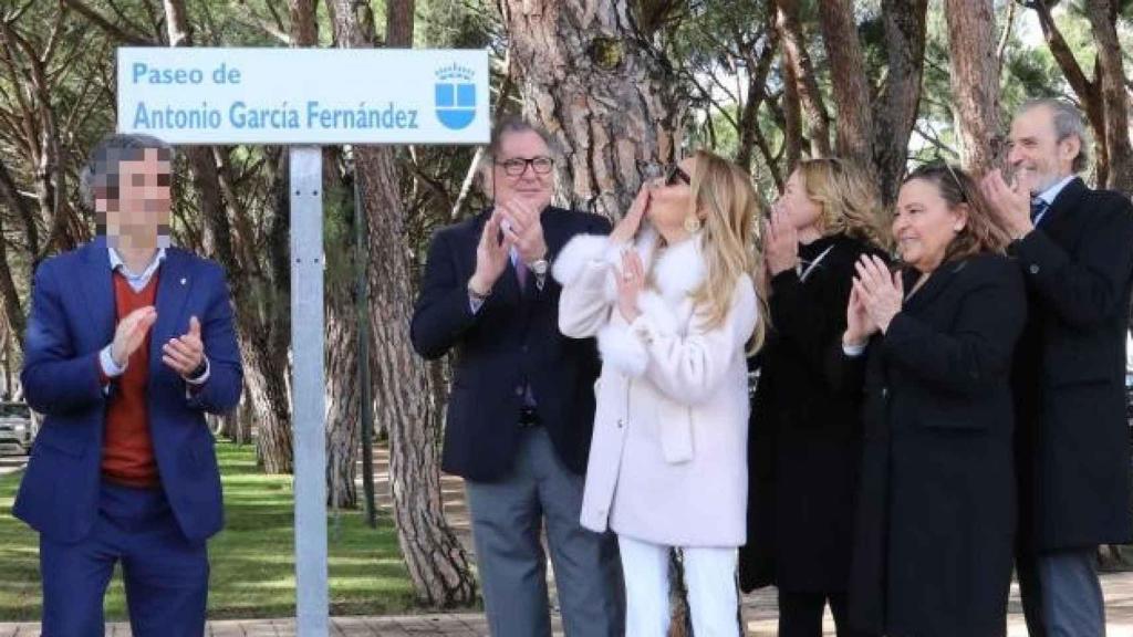 Ana García Obregón junto a sus hermanos, Celia, Amalia, Javier y Juan Antonio en el homenaje a su padre.