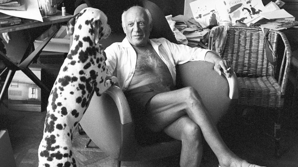 Picasso con su dálmata en una fotografía de Edward Quinn en La Californie, Cannes, 1961. Foto: © Edward Quinn / edwardquinn.com