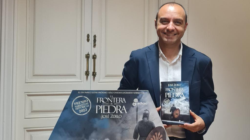 José Zoilo, con la última de sus premiadas novelas históricas. Foto cedida por Edhasa.