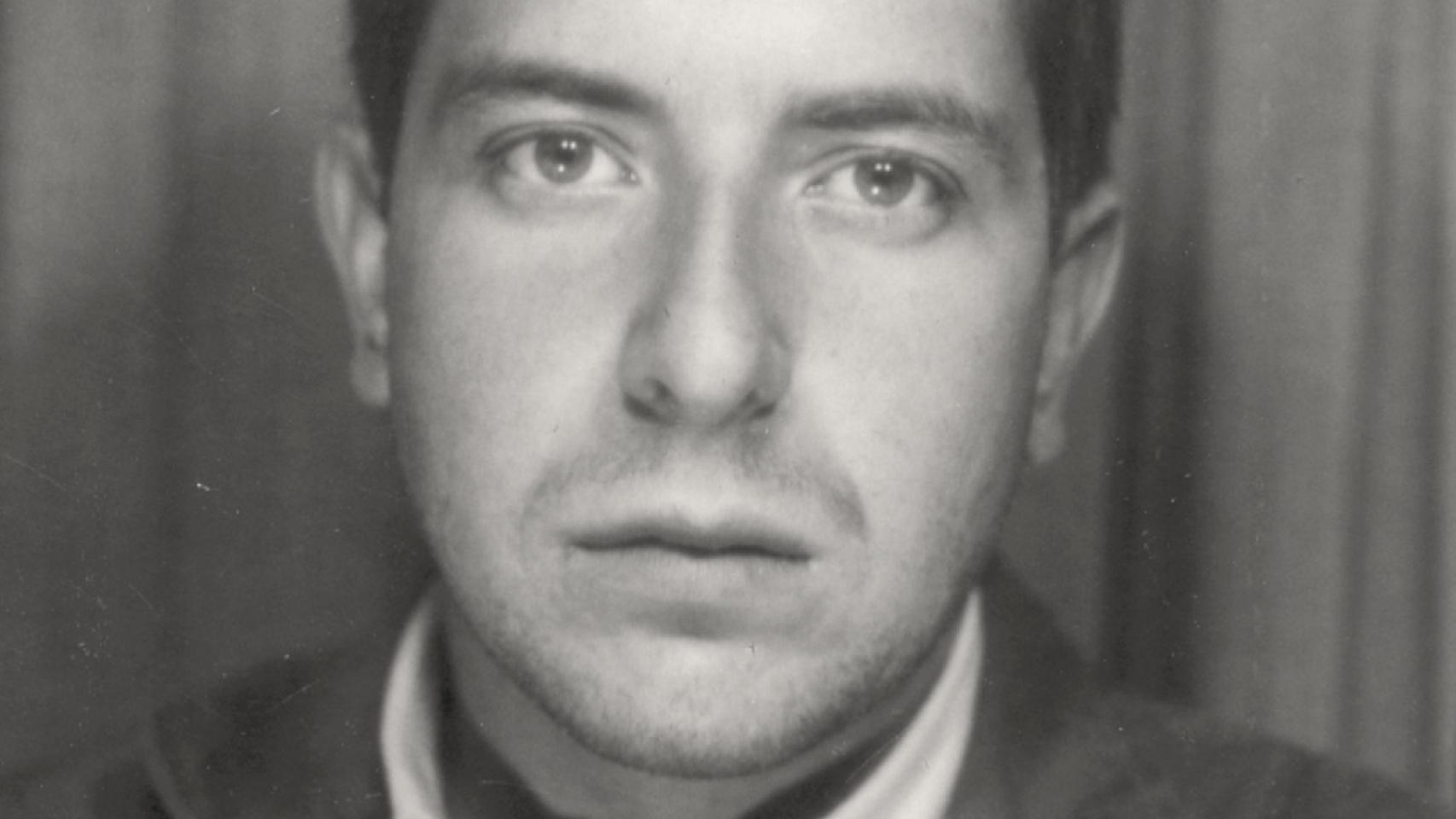 Fotografía de juventud de Leonard Cohen que aparece en la portada de 'El ballet de los leprosos' (Lumen). Cedida a la editorial por los herederos de Leonard Cohen