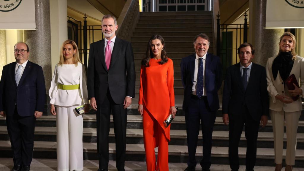 Los Reyes Felipe (3i) y Letizia (c) este jueves durante el acto conmemorativo del Centenario de la Inauguración de la primera Casa del Libro, que se celebra este jueves en el Círculo de Bellas Artes de Madrid, acompaña el alcalde José Luis Martínez-Almeida (2d), el ministro de Cultura y Deportes Miquel Iceta (i), Meritxell Batet (2i) presidenta del Congreso de los Diputados y José Creuheras (3d) Presidente del Grupo Planeta. Foto: EFE/Kiko Huesca