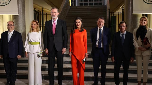 Los Reyes Felipe (3i) y Letizia (c) este jueves durante el acto conmemorativo del Centenario de la Inauguración de la primera Casa del Libro, que se celebra este jueves en el Círculo de Bellas Artes de Madrid, acompaña el alcalde José Luis Martínez-Almeida (2d), el ministro de Cultura y Deportes Miquel Iceta (i), Meritxell Batet (2i) presidenta del Congreso de los Diputados y José Creuheras (3d) Presidente del Grupo Planeta. Foto: EFE/Kiko Huesca