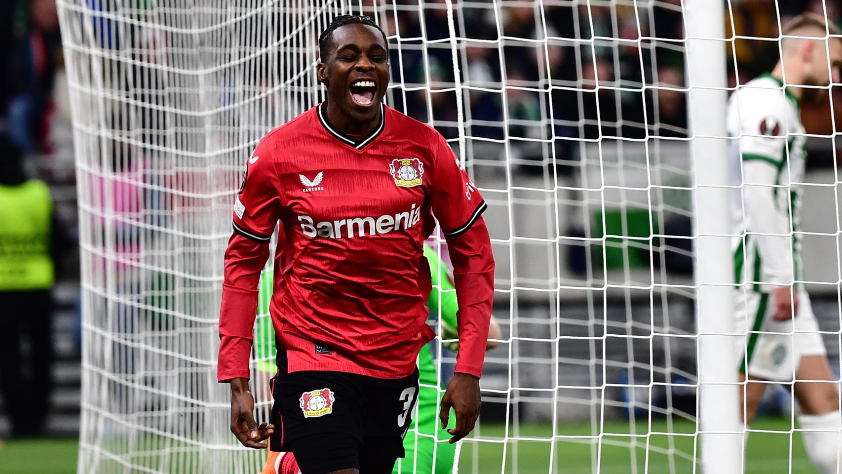 Jeremie Frimpong celebra un gol con el Bayer Leverkusen