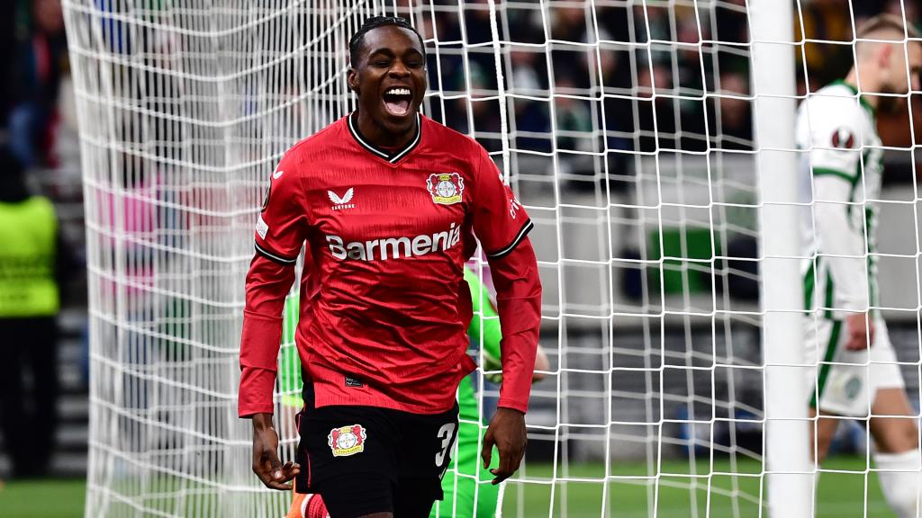 Jeremie Frimpong celebra un gol con el Bayer Leverkusen