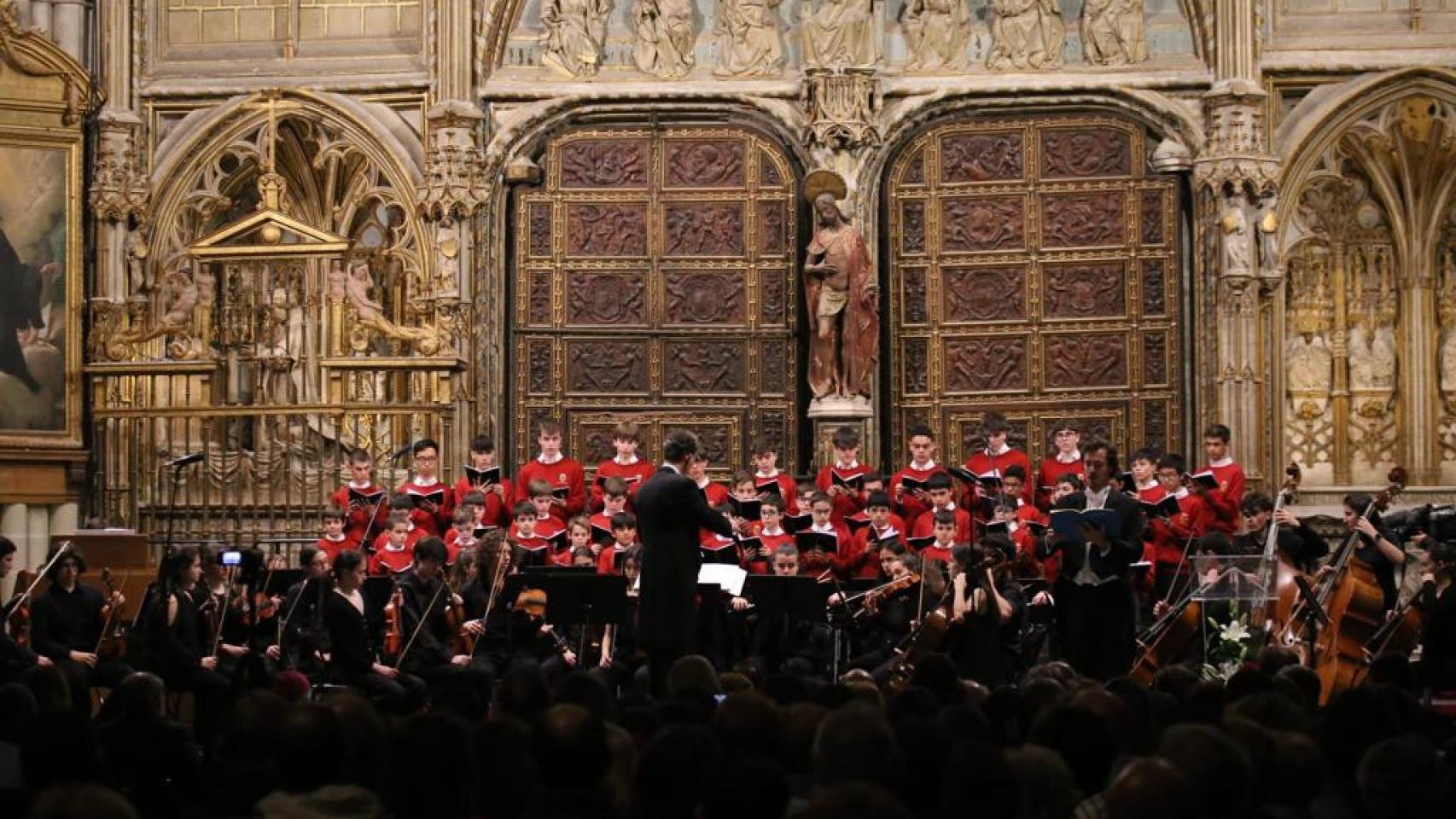Las bellas imágenes que ha dejado el pregón de la Semana Santa en la Catedral de Toledo