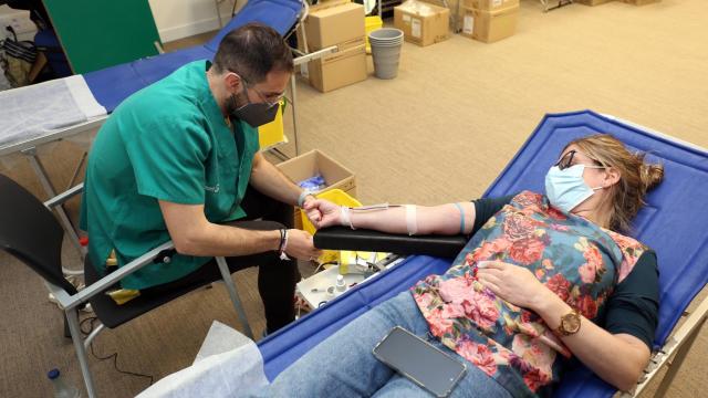 Una mujer donando sangre.