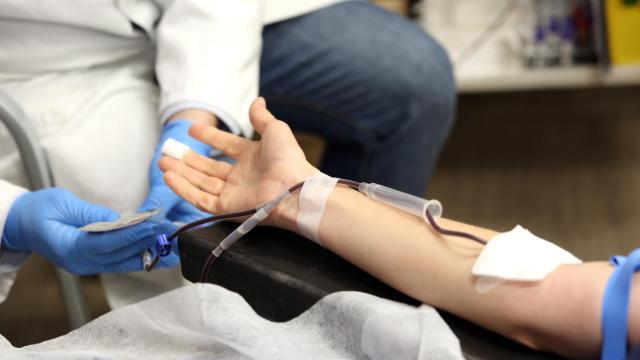 El brazo de una persona mientras dona sangre.