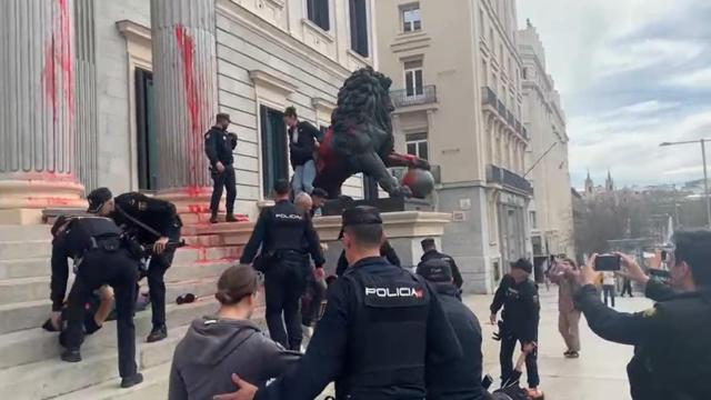 Los leones y parte de la fachada del Congreso cubiertos con pintura roja.