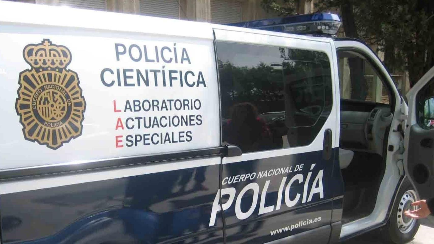 Un furgón de la Policía Científica.