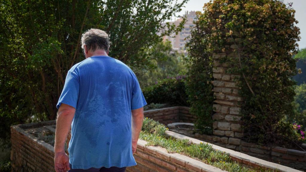Un hombre anda por Málaga completamente sudado.