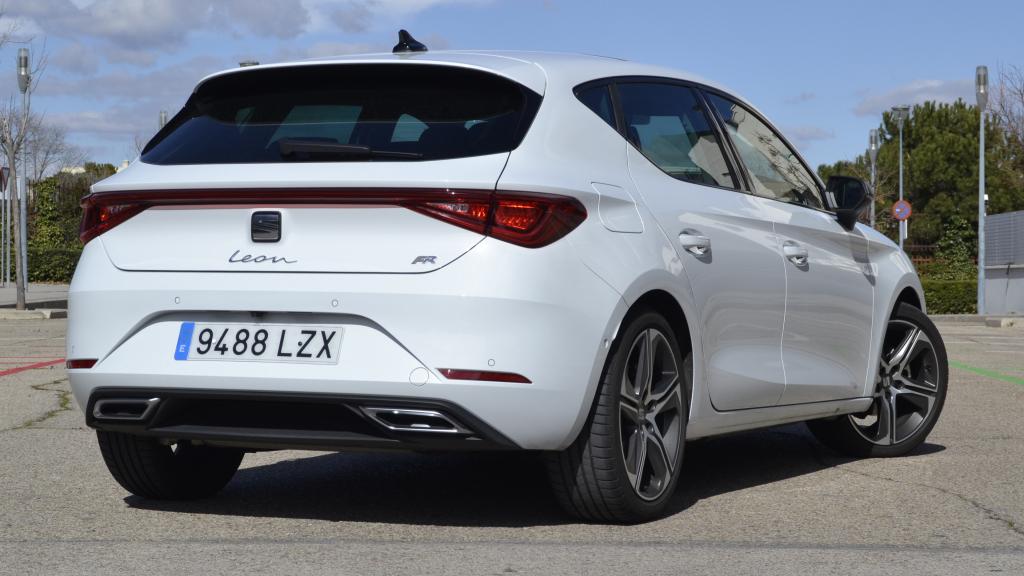 El Seat León FR incorpora una luz infinita en los grupos ópticos traseros.