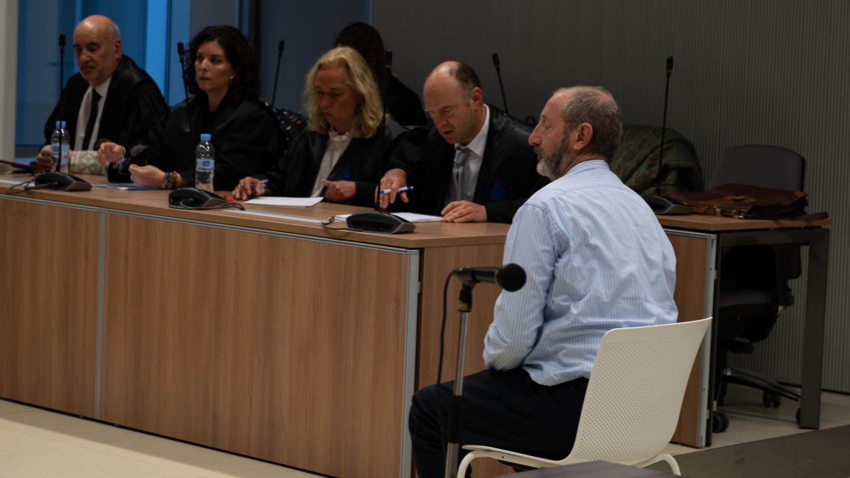 El acusado por el asesinato de Álex, Francisco Javier Almeida, sentado, durante una de las sesiones del juicio.