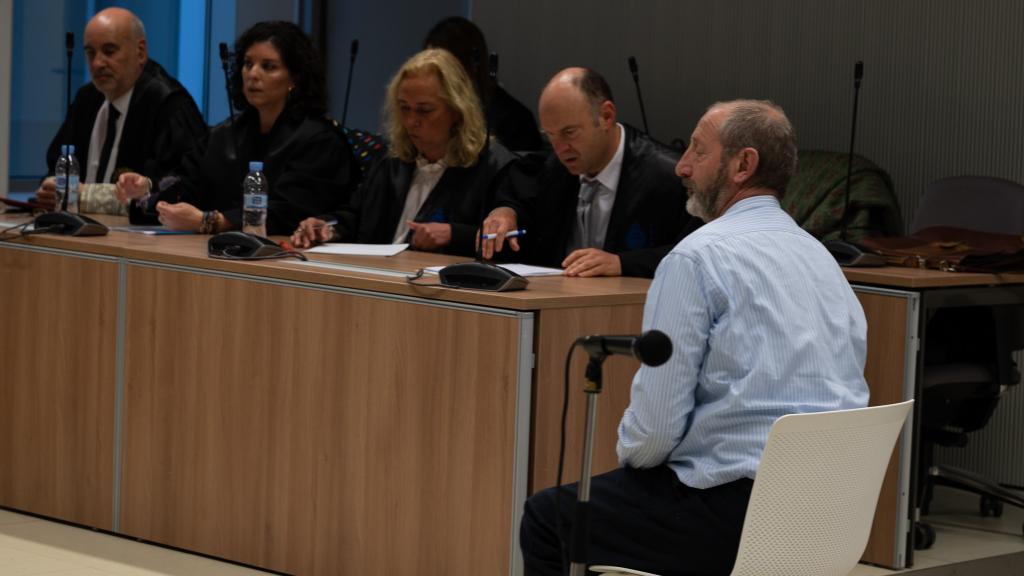 El acusado por el asesinato de Álex, Francisco Javier Almeida, sentado, durante una de las sesiones del juicio.