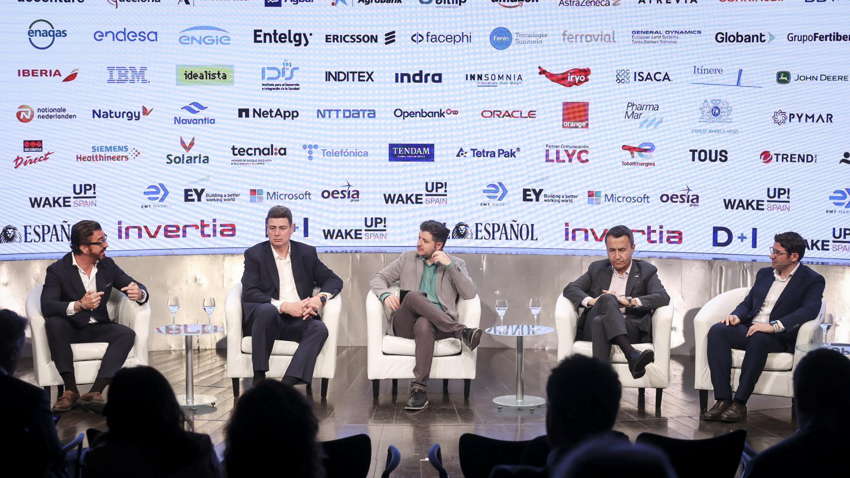 César Romera, director de Marketing, Comunicación y Relaciones Institucionales de Kyndryl ; Eduardo Lorente, CEO de VASS en España; Javier Arnau, redactor de D+I; José Antonio Rocha Sánchez, managing director digital business process de Entelgy; David Vaquero, subdirector general y director de Tecnología de Nationale-Nederlanden.
