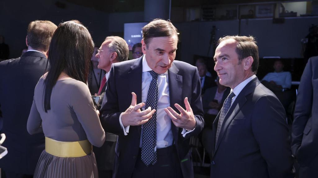 Borja Carabante, delegado del Área de Gobierno de Medio Ambiente y Movilidad del Ayuntamiento de Madrid, junto a Pedro J. Ramírez, presidente ejecutivo y director de EL ESPAÑOL; Cruz Sánchez de Lara, vicepresidenta de EL ESPAÑOL; en la cuarta jornada del 'Wake Up, Spain!'.