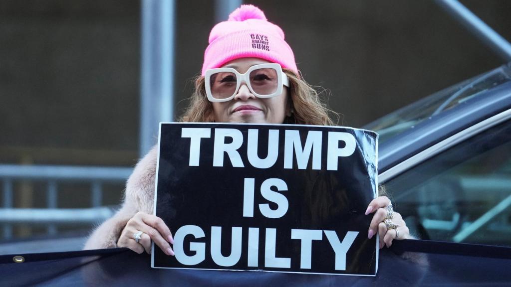 Los opositores de Donald Trump se manifiestan a las afueras del Tribunal de Manhattan tras conocer su imputación.