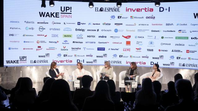 Encarna Maroño, directora de Personas y Cultura del Grupo Adecco; Koro Castellano, directora de Amazon Prime Video España; Laura Ojea, periodista de EL ESPAÑOL-Invertia; Belén Martín, vicepresidenta Cloud Híbrida de IBM Consulting, y Carolina Castillo, directora de Operaciones y Marketing de Microsoft España, durante su intervención en 'Wake up, Spain!'.
