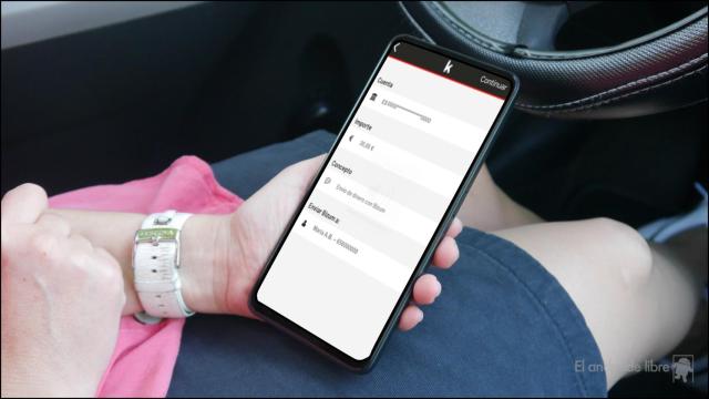 Una persona usando Bizum.