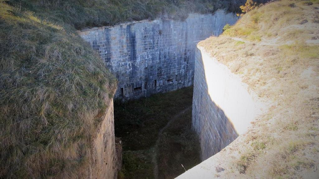 Uno de los fosos que rodean el fuerte de San Cristóbal, en Navarra.