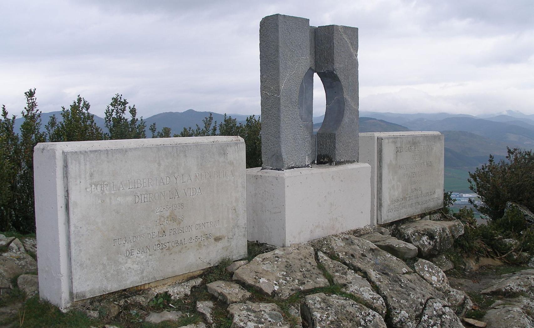 Monumento en homenaje a los hombres que fueron fusilados en la Prisión Central de San Cristóbal.