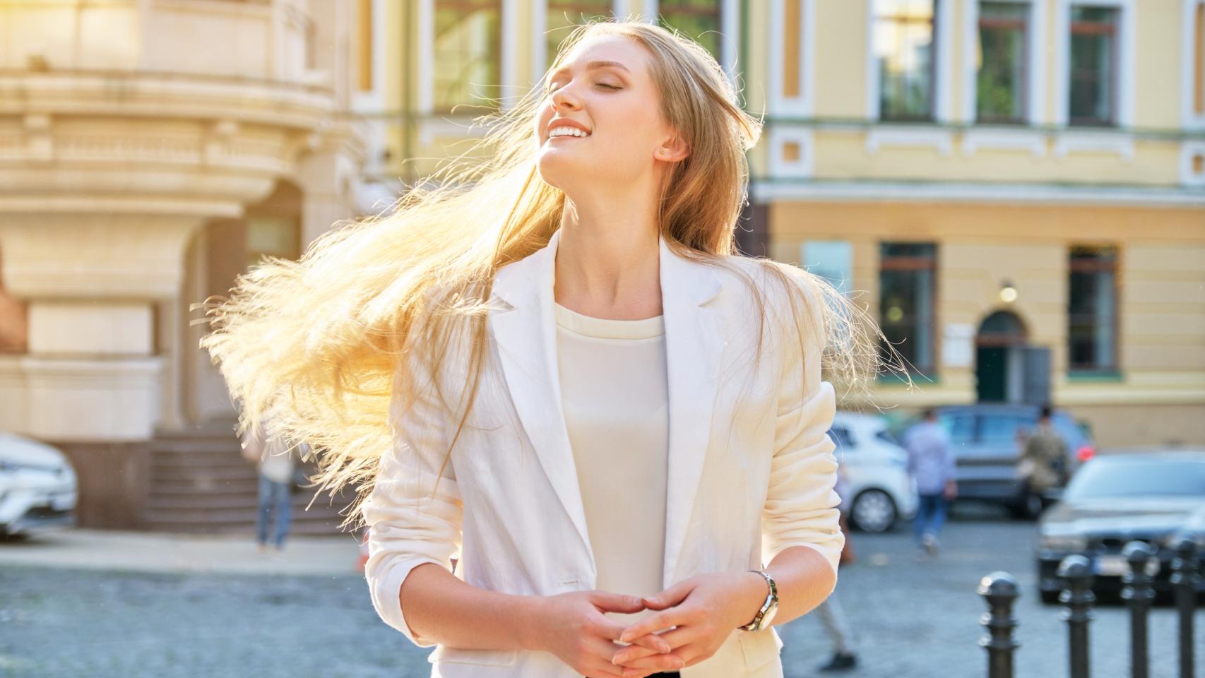 Mujer con traje blanco