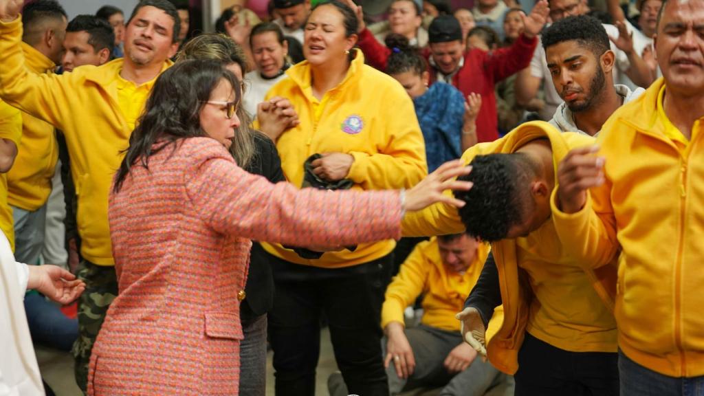 La pastora Yadira Maestre en uno de sus rituales