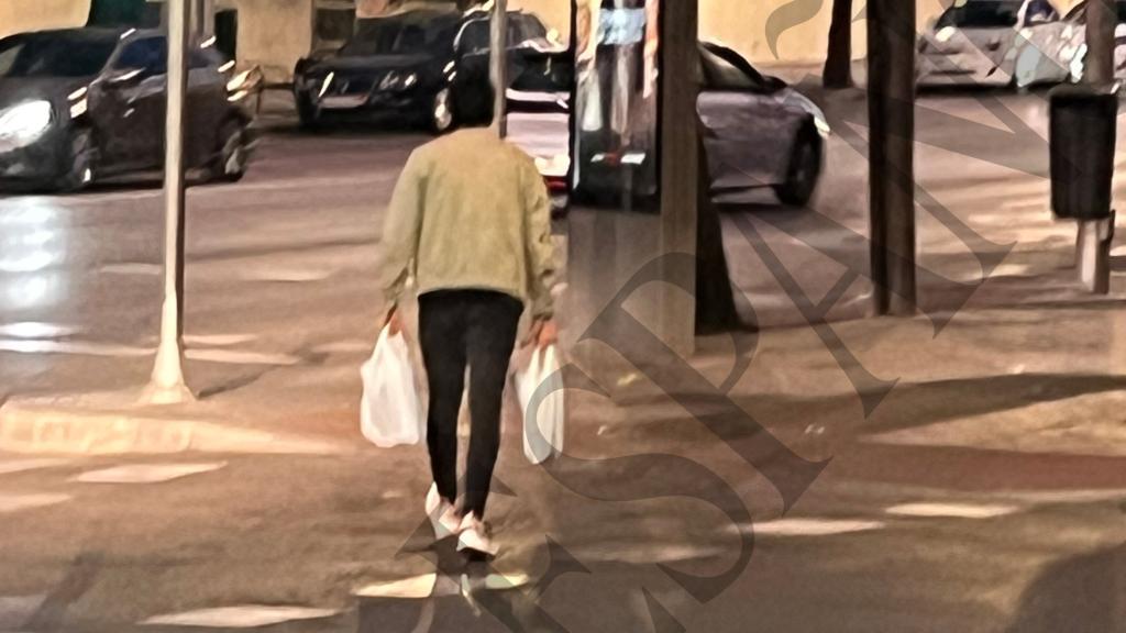 Aramendi, tras hacerse la compra en un Súper va al reencuentro con su mujer, María.