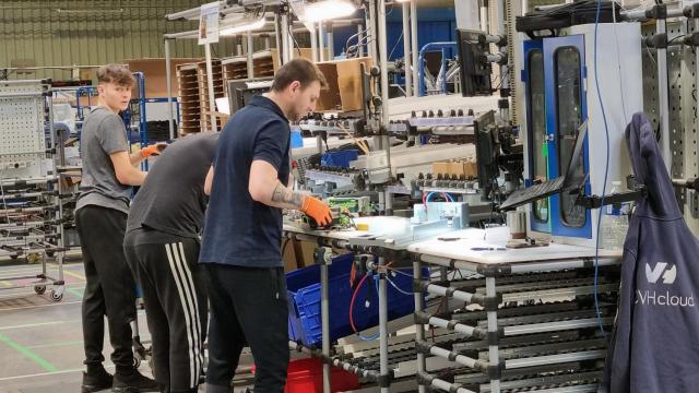 Trabajadores en su puesto de trabajo.