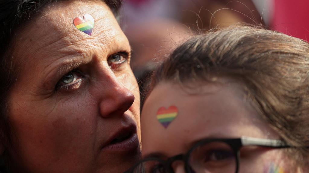 Una madre y su hija en una protesta en Milán contra las medidas de Meloni, este marzo.