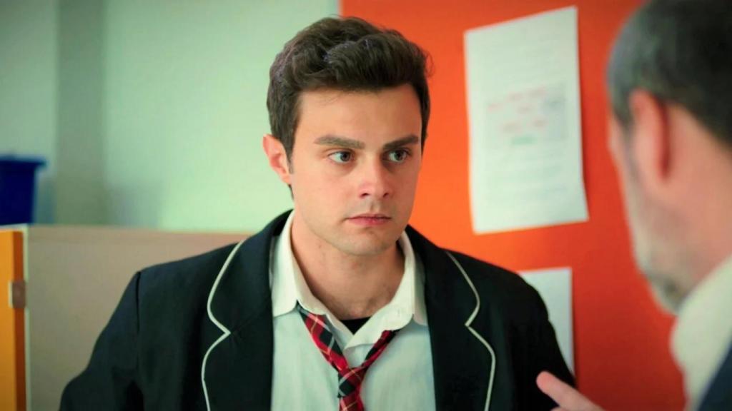 Yigit Koçak interpreta al joven Ömer Eren.