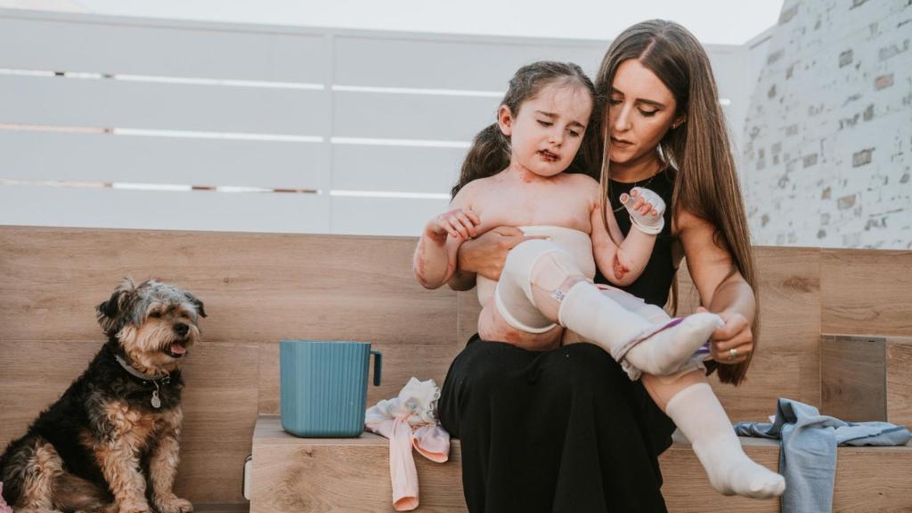 Ana, la madre de Mía, y su hija.