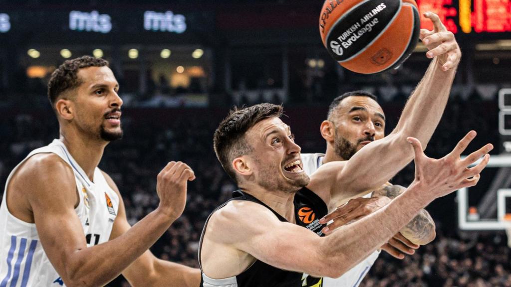 Pelea por un balón suelto entre jugadores del Madrid y el Partizán.