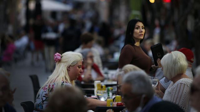 Turistas extranjeros tomando en Benidorm, en imagen de archivo.