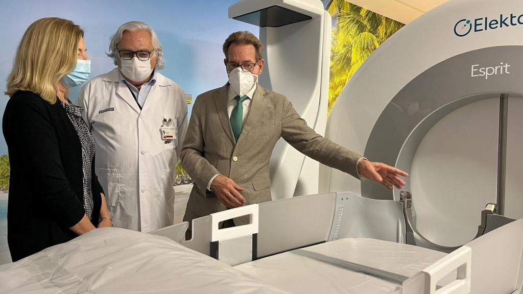 El conseller de Sanidad, Miguel Mínguez, este jueves en el Clinic.