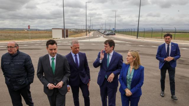 Alfonso Fernández Mañueco junto a Daniel de la Rosa, Ander Gil y la exministra Ana Pastor