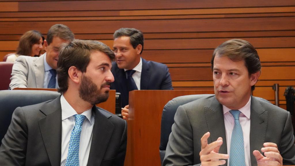 El vicepresidente de la Junta, Juan García-Gallardo, y el presidente, Alfonso Fernández Mañueco, en un pleno de las Cortes.