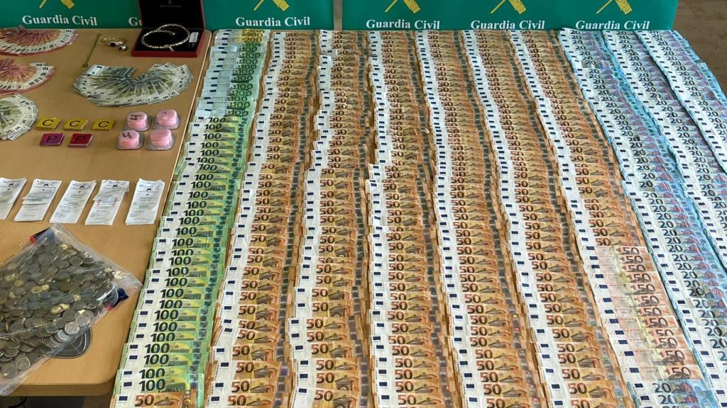 Imagen de los efectos intervenidos por la Guardia Civil de León.