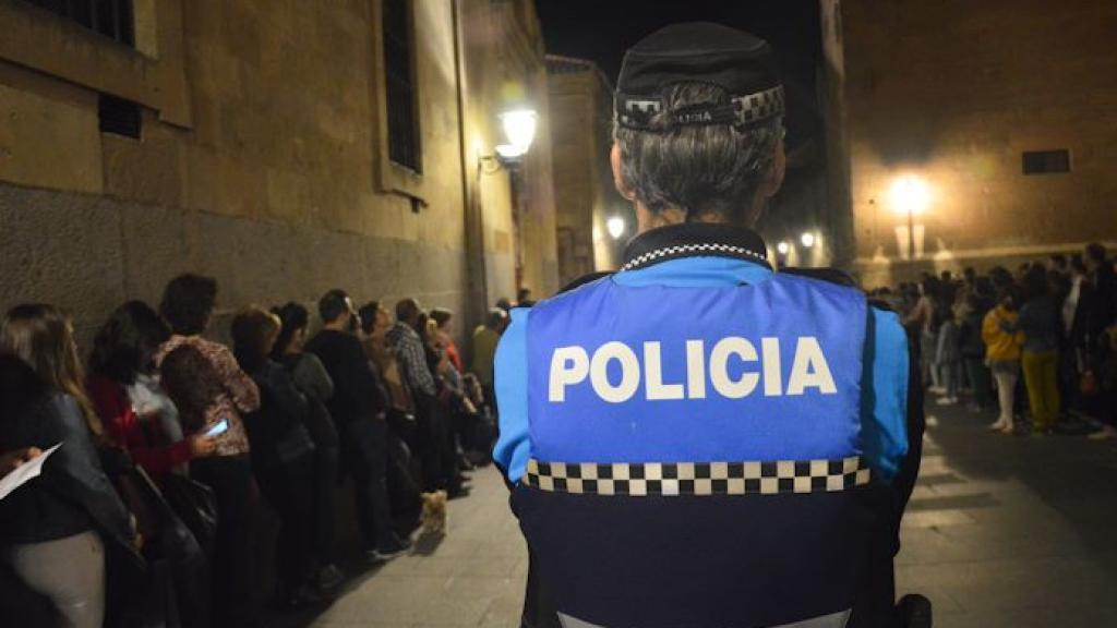 Policía Local de Salamanca en una procesión de Semana Santa